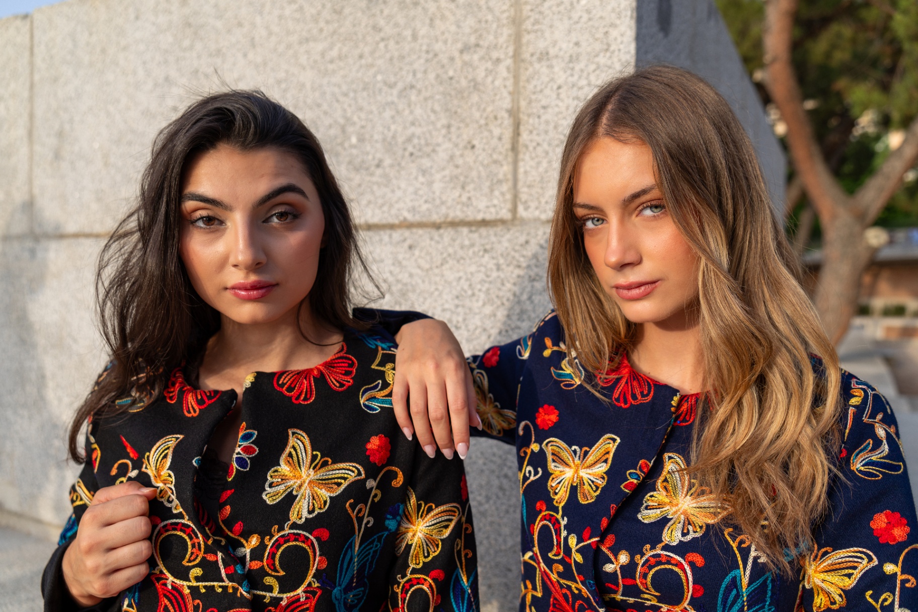 Dos modelos con toreras bordadas a mano en paño negro y azul noche con mariposas y flores multicolor