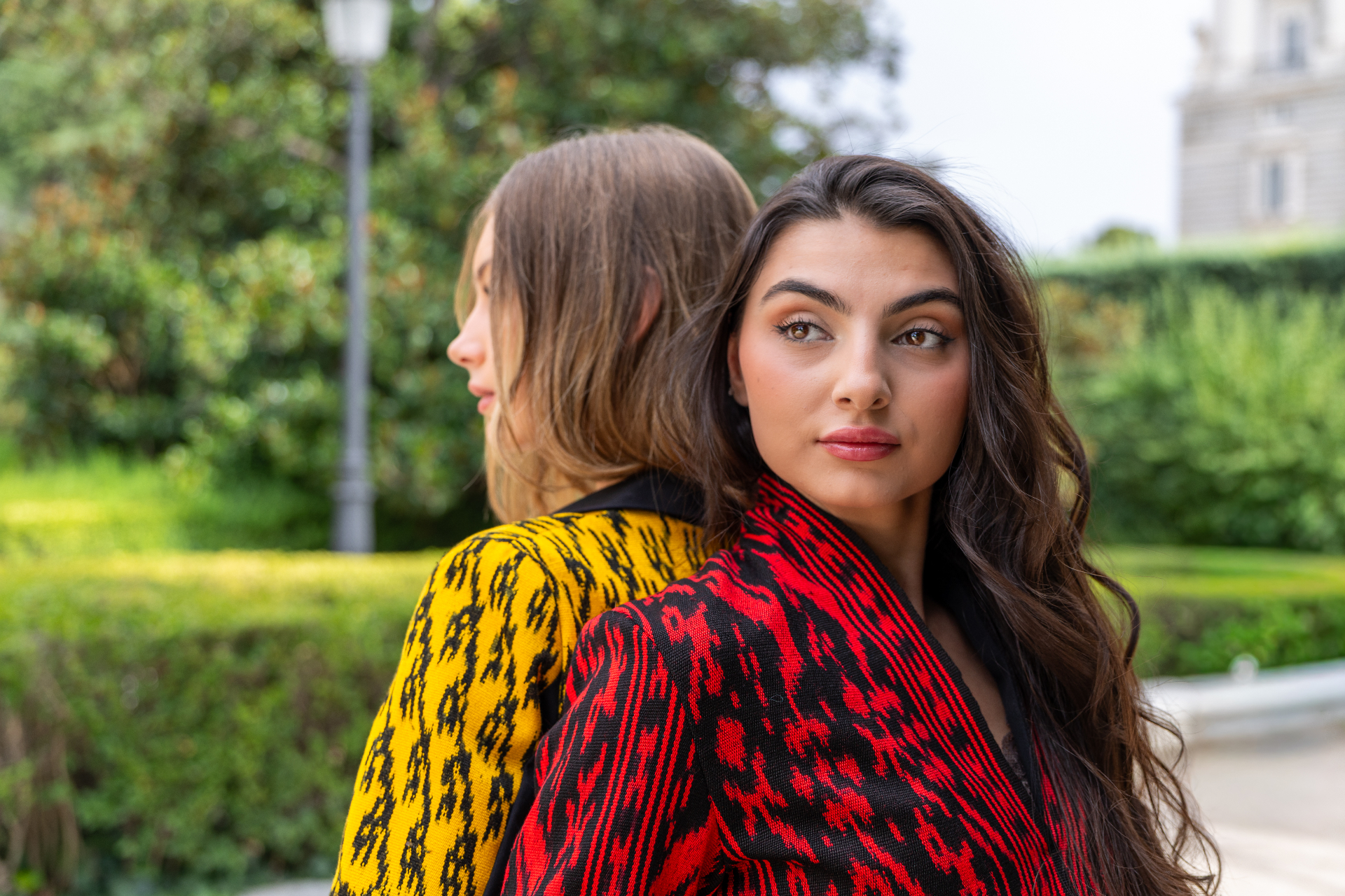 Dos modelos con toreras ikat en amarillo y rojo tejidas a mano en Cuenca, Ecuador