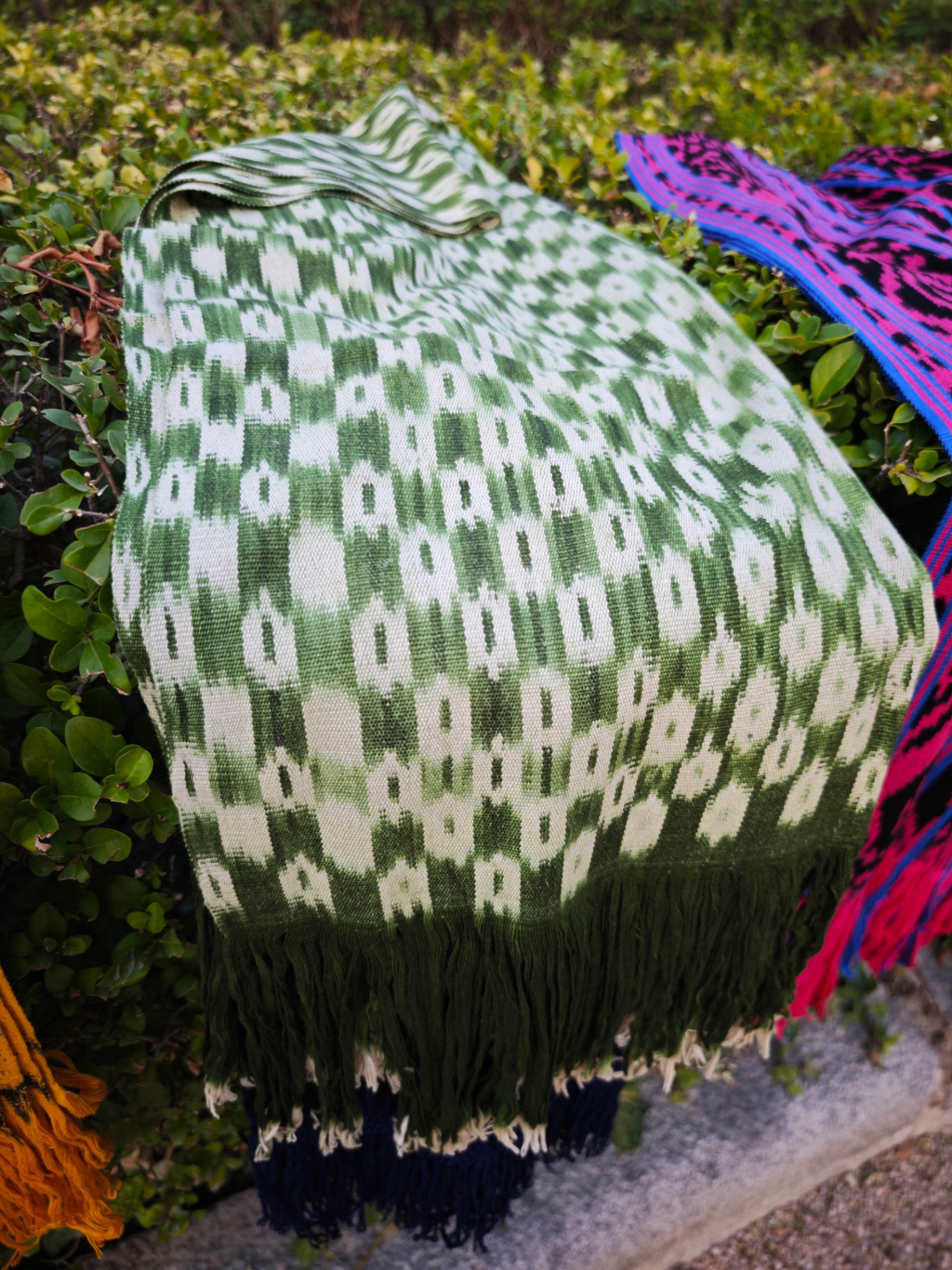 Bufanda ikat verde jade y marfil tejida a mano