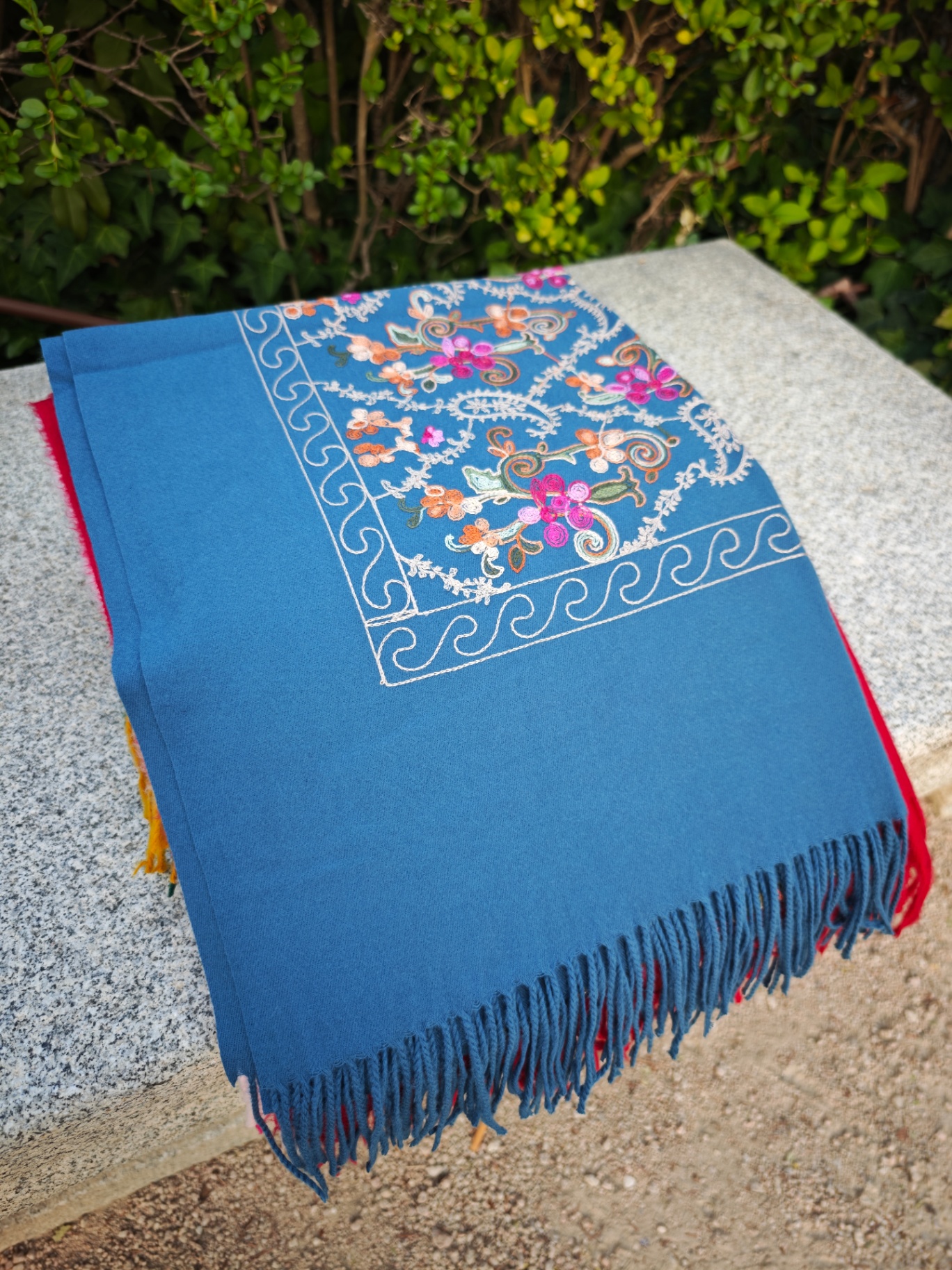 Bufanda de cashmere azul petróleo con bordado floral multicolor