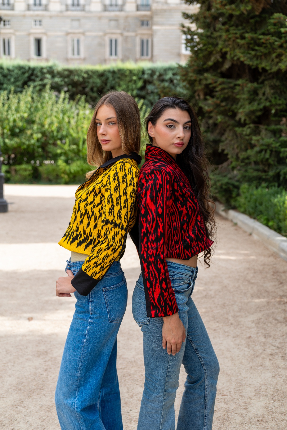 Dos modelos luciendo blusas de diseño de Soledad Villa en Madrid